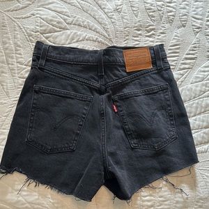 Black Levi’s Ribcage Jean shorts